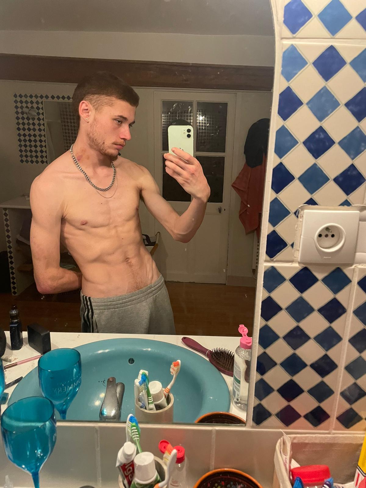Profil de Simonet, 18 ans, Plan cul à Combles